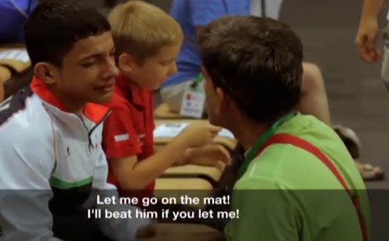 مصارع إيراني يبكي بعد أن أُجبر على ادعاء الإصابة حتى لا يقاتل إسرائيلي صورة رقم 2