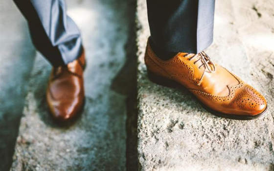 لا ترتدي الحذاء البني  في لندن لأنه يتسبب ببقائك عاطلاً عن العمل! صورة رقم 1