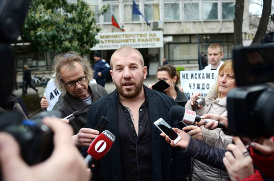 مصارع بلغاري يصطاد المهاجرين ويروعهم صورة رقم 1