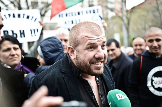 مصارع بلغاري يصطاد المهاجرين ويروعهم صورة رقم 2