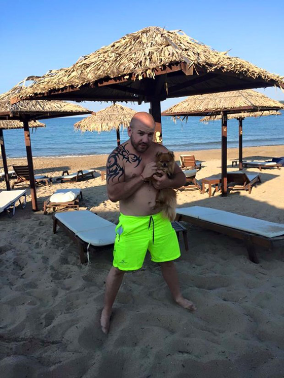 مصارع بلغاري يصطاد المهاجرين ويروعهم صورة رقم 4