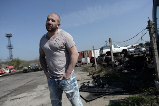 مصارع بلغاري يصطاد المهاجرين ويروعهم صورة رقم 5