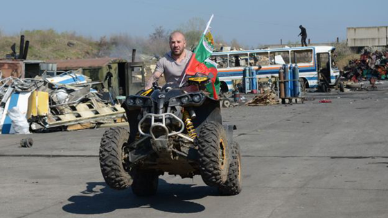 مصارع بلغاري يصطاد المهاجرين ويروعهم صورة رقم 6