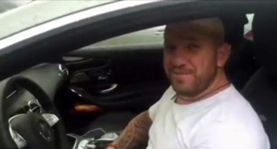 مصارع بلغاري يصطاد المهاجرين ويروعهم صورة رقم 12