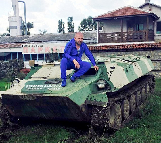 مصارع بلغاري يصطاد المهاجرين ويروعهم صورة رقم 14