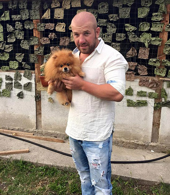 مصارع بلغاري يصطاد المهاجرين ويروعهم صورة رقم 15