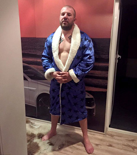 مصارع بلغاري يصطاد المهاجرين ويروعهم صورة رقم 17