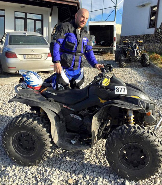 مصارع بلغاري يصطاد المهاجرين ويروعهم صورة رقم 18