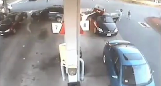 شاهدوا.. أم تنقذ ولديها وزوجها من الموت المحتم صورة رقم 5