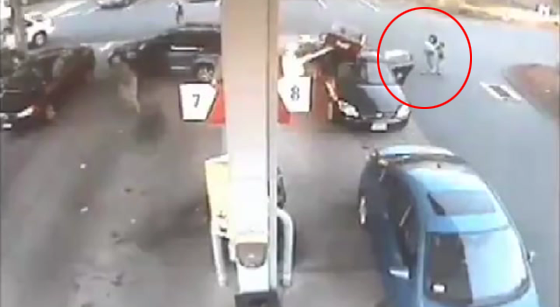 شاهدوا.. أم تنقذ ولديها وزوجها من الموت المحتم صورة رقم 2