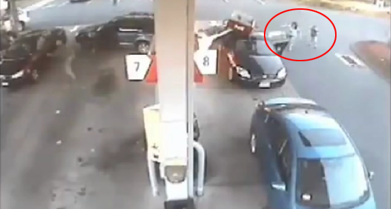 شاهدوا.. أم تنقذ ولديها وزوجها من الموت المحتم صورة رقم 1