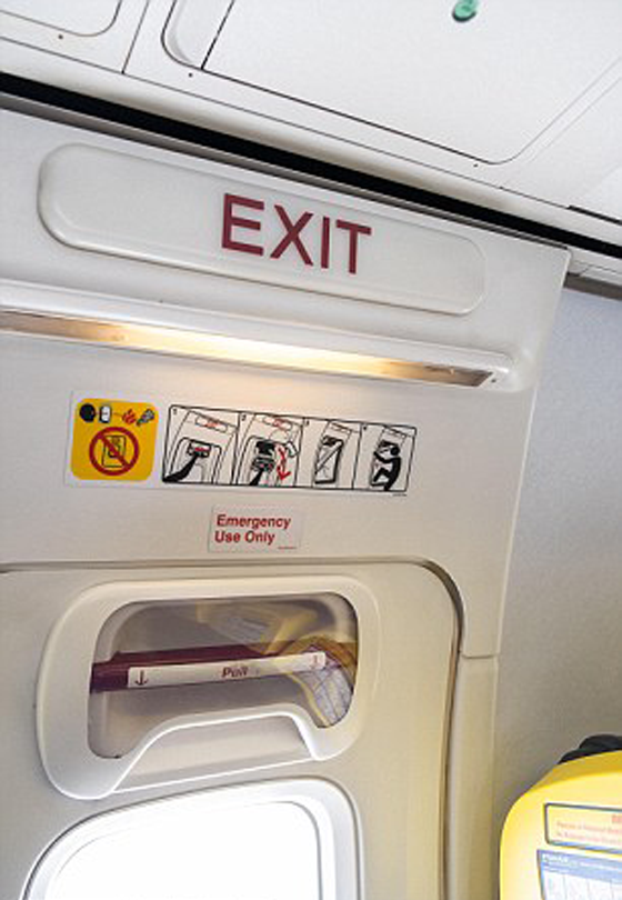 صيني يحاول فتح باب الطوارئ للطائرة بعد مشاجرة مع حبيبته صورة رقم 2