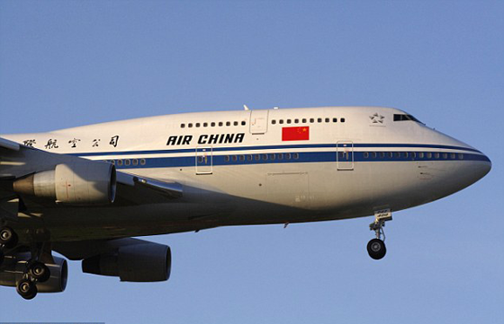 صيني يحاول فتح باب الطوارئ للطائرة بعد مشاجرة مع حبيبته صورة رقم 3