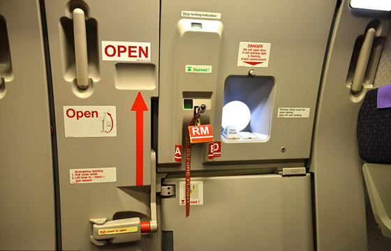 صيني يحاول فتح باب الطوارئ للطائرة بعد مشاجرة مع حبيبته صورة رقم 4