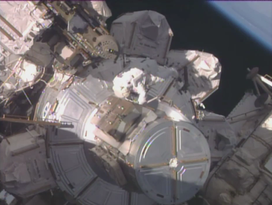رائد ورائدة فضاء أميركيين يسيران في الفضاء لسبع ساعات صورة رقم 1