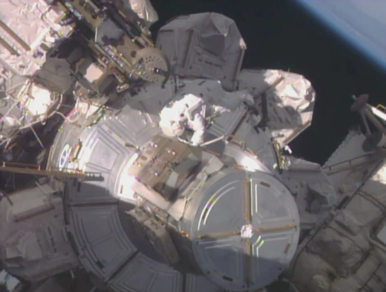 رائد ورائدة فضاء أميركيين يسيران في الفضاء لسبع ساعات صورة رقم 2