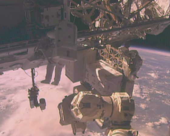 رائد ورائدة فضاء أميركيين يسيران في الفضاء لسبع ساعات صورة رقم 4