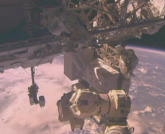 رائد ورائدة فضاء أميركيين يسيران في الفضاء لسبع ساعات صورة رقم 5