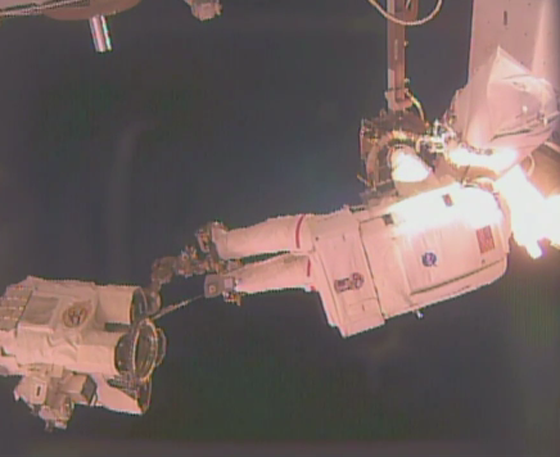 رائد ورائدة فضاء أميركيين يسيران في الفضاء لسبع ساعات صورة رقم 6