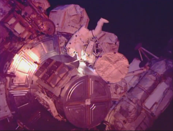 رائد ورائدة فضاء أميركيين يسيران في الفضاء لسبع ساعات صورة رقم 7