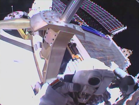 رائد ورائدة فضاء أميركيين يسيران في الفضاء لسبع ساعات صورة رقم 8