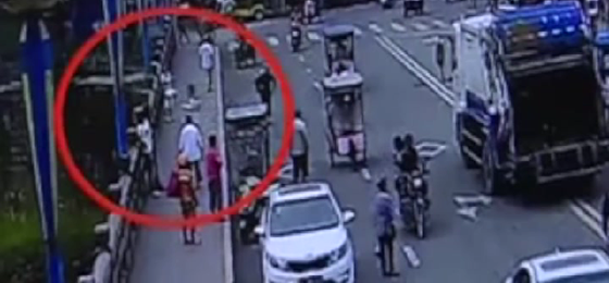 صينية تقفز من أعلى جسر بعد مشاجرة نشبت بينها وبين زوجها.. صورة رقم 1