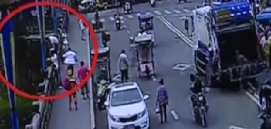 صينية تقفز من أعلى جسر بعد مشاجرة نشبت بينها وبين زوجها.. صورة رقم 2