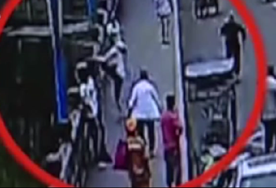 صينية تقفز من أعلى جسر بعد مشاجرة نشبت بينها وبين زوجها.. صورة رقم 3