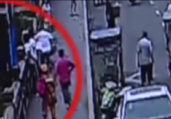 صينية تقفز من أعلى جسر بعد مشاجرة نشبت بينها وبين زوجها.. صورة رقم 4