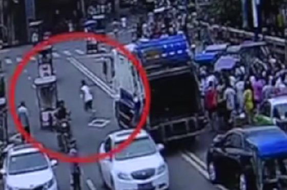 صينية تقفز من أعلى جسر بعد مشاجرة نشبت بينها وبين زوجها.. صورة رقم 7