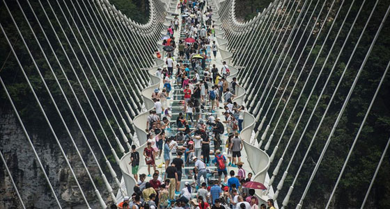 إغلاق أطول وأعلى جسر زجاجي في العالم بعد أيام على افتتاحه صورة رقم 2