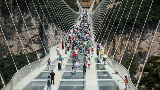 إغلاق أطول وأعلى جسر زجاجي في العالم بعد أيام على افتتاحه صورة رقم 5