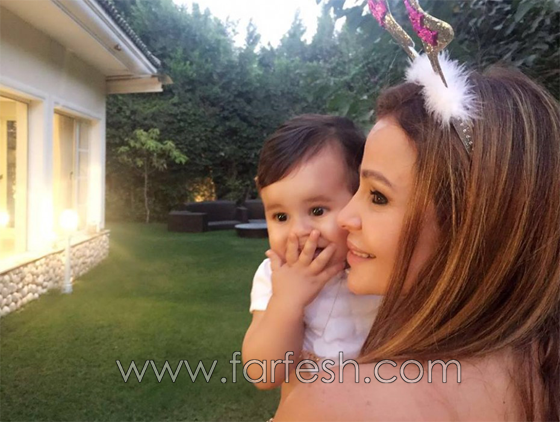 كارول سماحة تعايد ابنتها تالا في عيد ميلادها الأول بكلمات مؤثرة وكعكة وردية صورة رقم 4
