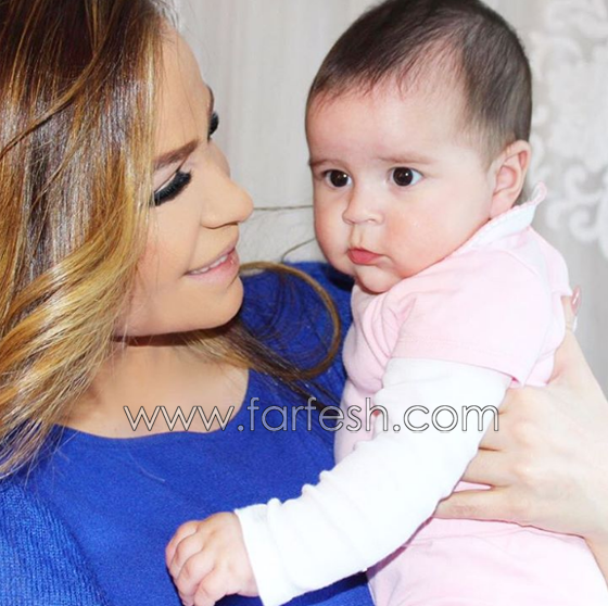 كارول سماحة تعايد ابنتها تالا في عيد ميلادها الأول بكلمات مؤثرة وكعكة وردية صورة رقم 7