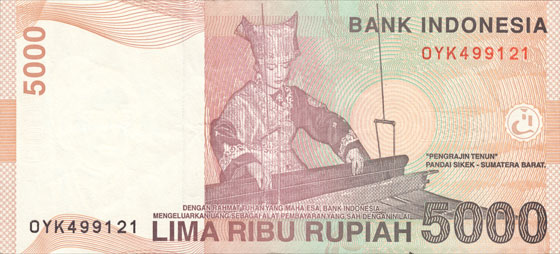 الحاجة ايرما: حافظت على التراث الاندونيسي فوضعوا اسمها على العُملة صورة رقم 3