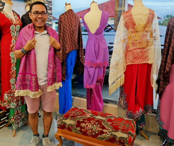 الحاجة ايرما: حافظت على التراث الاندونيسي فوضعوا اسمها على العُملة صورة رقم 7