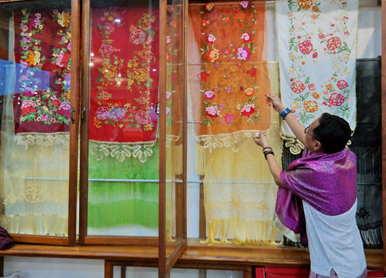 الحاجة ايرما: حافظت على التراث الاندونيسي فوضعوا اسمها على العُملة صورة رقم 8