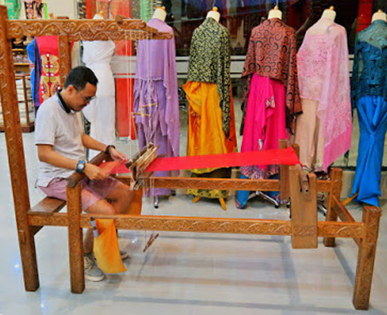 الحاجة ايرما: حافظت على التراث الاندونيسي فوضعوا اسمها على العُملة صورة رقم 9