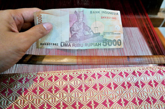 الحاجة ايرما: حافظت على التراث الاندونيسي فوضعوا اسمها على العُملة صورة رقم 2