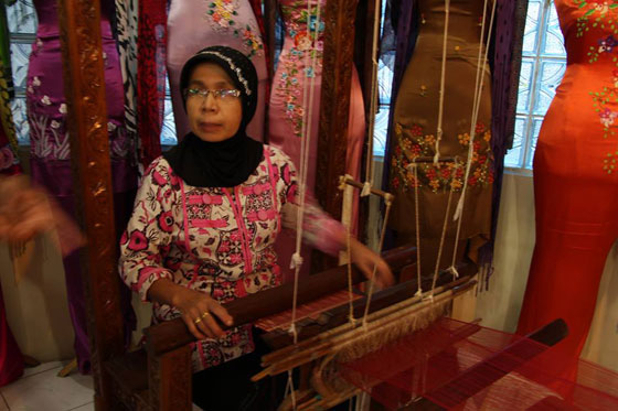 الحاجة ايرما: حافظت على التراث الاندونيسي فوضعوا اسمها على العُملة صورة رقم 11