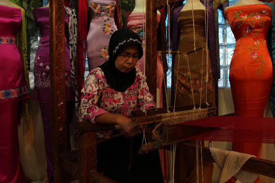 الحاجة ايرما: حافظت على التراث الاندونيسي فوضعوا اسمها على العُملة صورة رقم 12