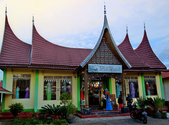 الحاجة ايرما: حافظت على التراث الاندونيسي فوضعوا اسمها على العُملة صورة رقم 13