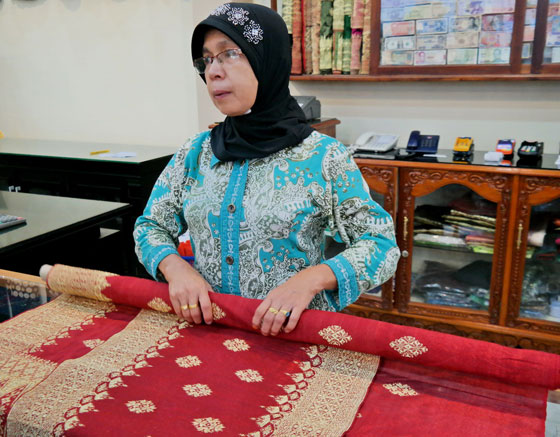 الحاجة ايرما: حافظت على التراث الاندونيسي فوضعوا اسمها على العُملة صورة رقم 1