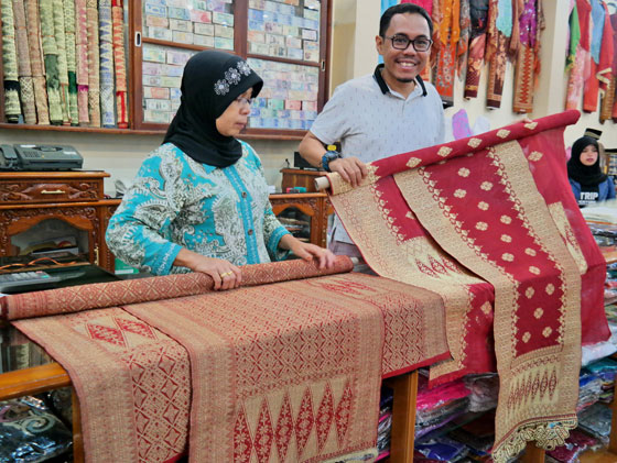 الحاجة ايرما: حافظت على التراث الاندونيسي فوضعوا اسمها على العُملة صورة رقم 6