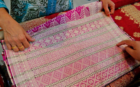 الحاجة ايرما: حافظت على التراث الاندونيسي فوضعوا اسمها على العُملة صورة رقم 14