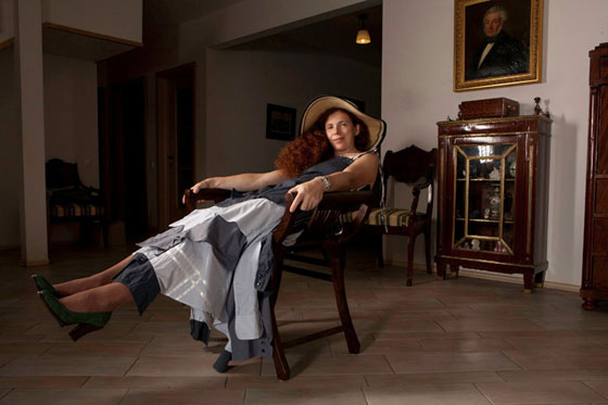 شاهد..تعرض صحفية لموقف محرج بعد رميها بالنفايات  صورة رقم 3