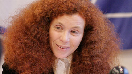 شاهد..تعرض صحفية لموقف محرج بعد رميها بالنفايات  صورة رقم 6