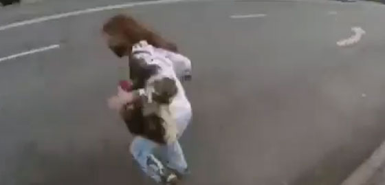 شاهد..تعرض صحفية لموقف محرج بعد رميها بالنفايات  صورة رقم 1