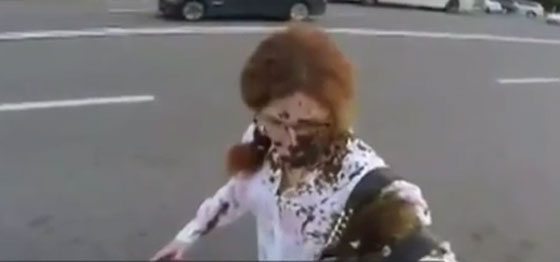 شاهد..تعرض صحفية لموقف محرج بعد رميها بالنفايات  صورة رقم 2