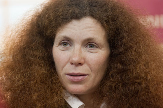 شاهد..تعرض صحفية لموقف محرج بعد رميها بالنفايات  صورة رقم 7